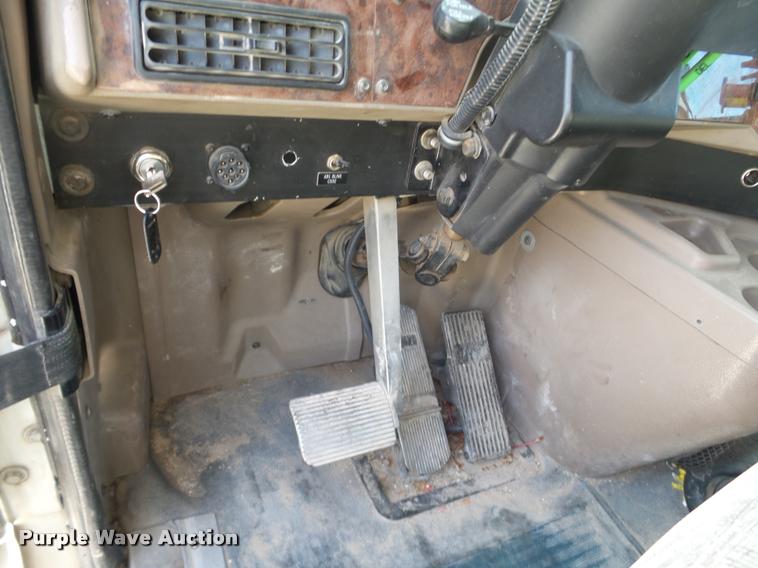 image for item J2638 2007 International 9400i semi truck