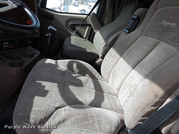 image for item J2638 2007 International 9400i semi truck