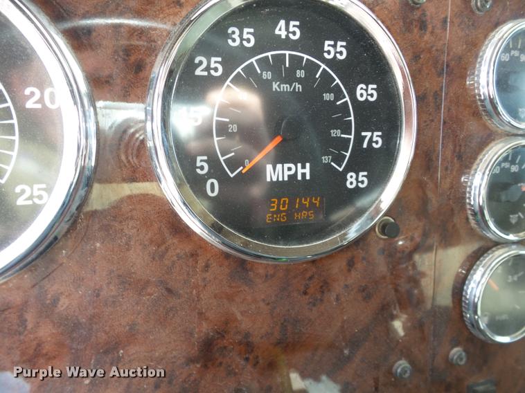 image for item J2638 2007 International 9400i semi truck