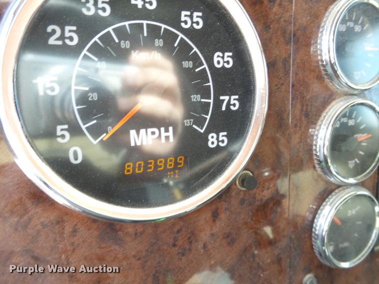 image for item J2638 2007 International 9400i semi truck