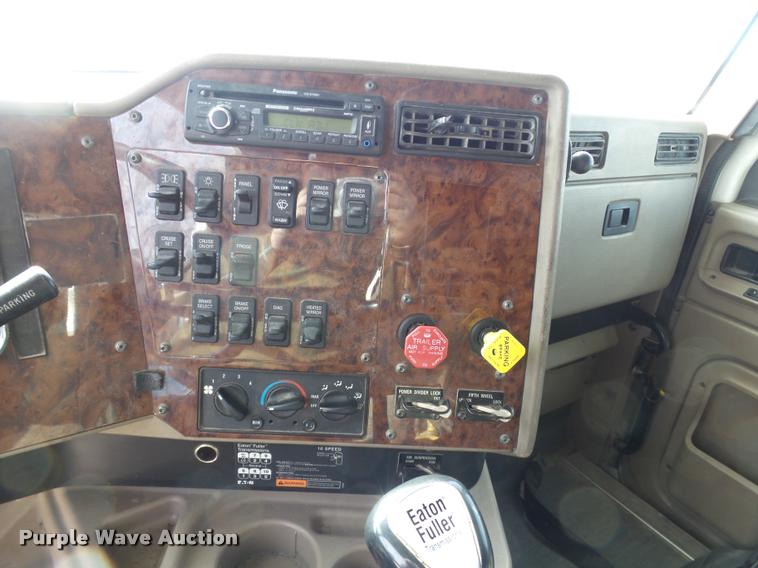 image for item J2638 2007 International 9400i semi truck