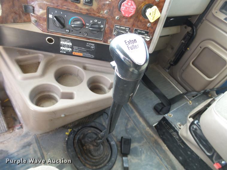 image for item J2638 2007 International 9400i semi truck