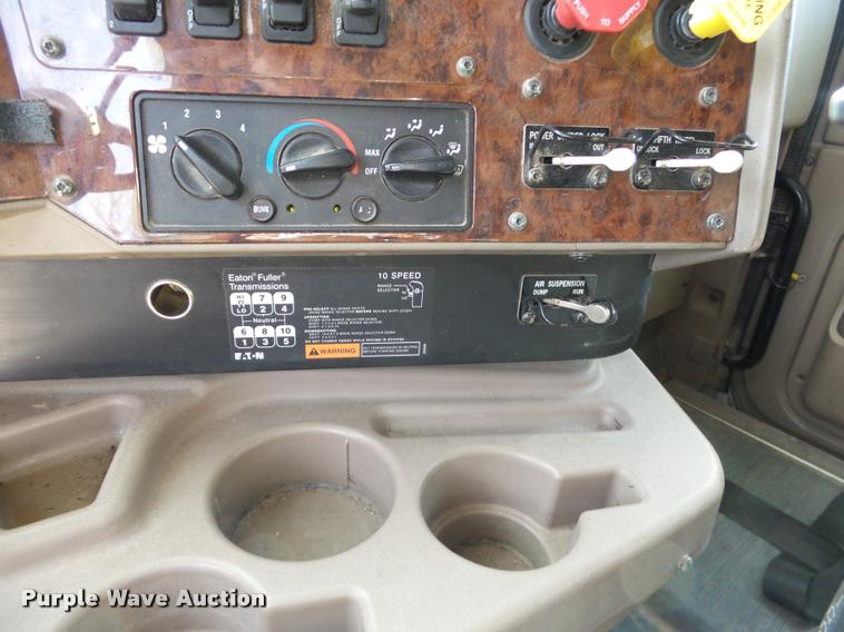 image for item J2638 2007 International 9400i semi truck