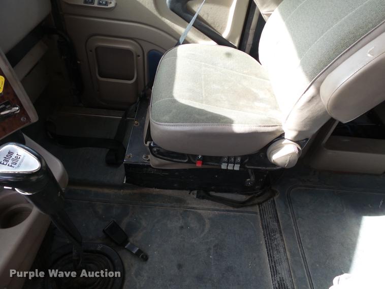 image for item J2638 2007 International 9400i semi truck