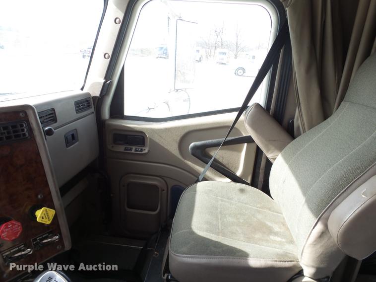 image for item J2638 2007 International 9400i semi truck