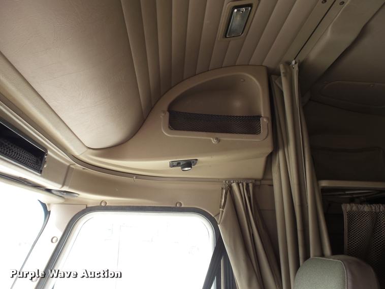 image for item J2638 2007 International 9400i semi truck