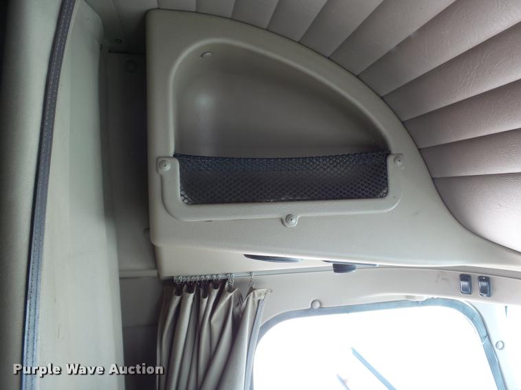 image for item J2638 2007 International 9400i semi truck