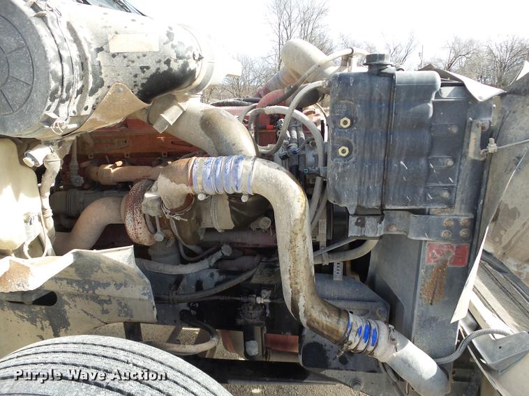 image for item J2638 2007 International 9400i semi truck