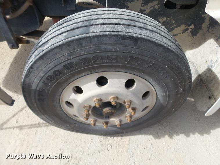 image for item J2638 2007 International 9400i semi truck