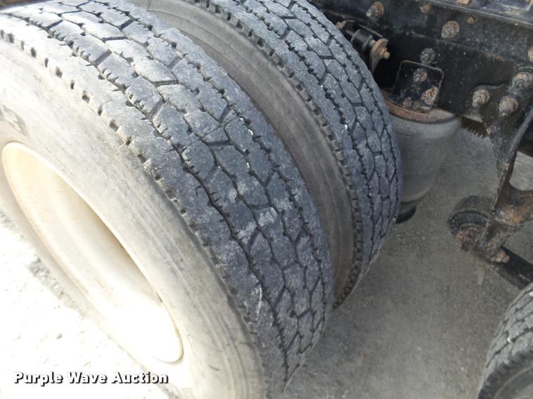 image for item J2638 2007 International 9400i semi truck