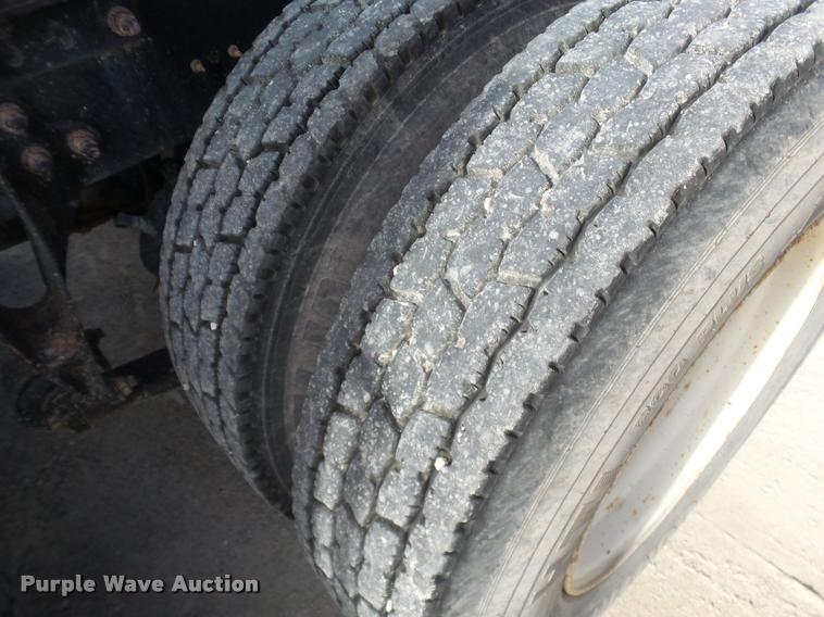 image for item J2638 2007 International 9400i semi truck