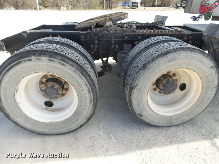 image for item J2638 2007 International 9400i semi truck