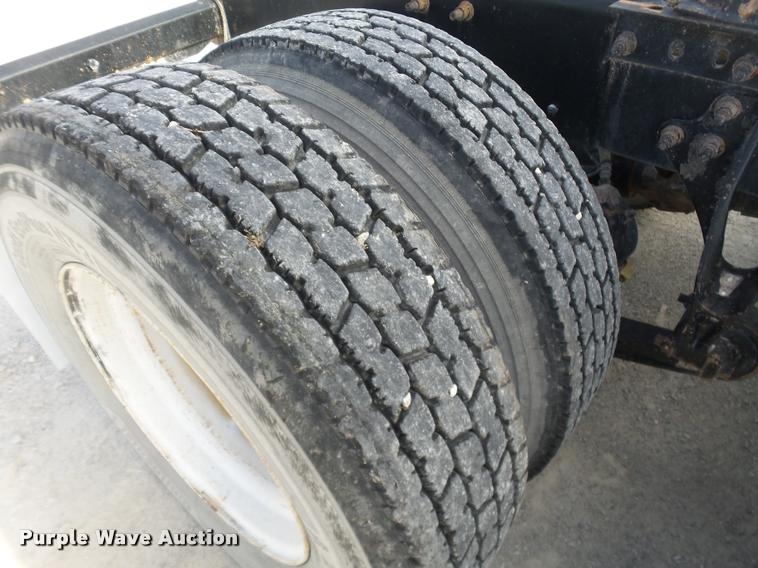 image for item J2638 2007 International 9400i semi truck