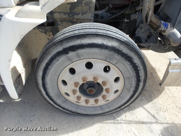 image for item J2638 2007 International 9400i semi truck