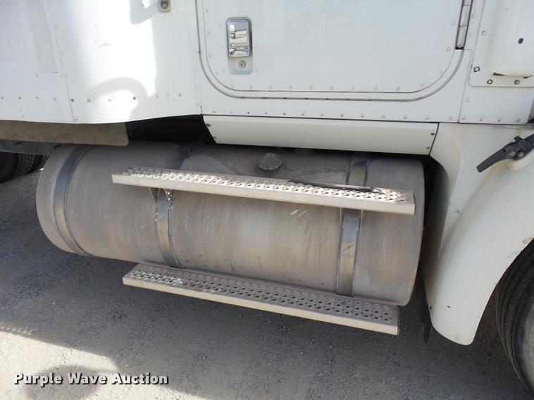 image for item J2638 2007 International 9400i semi truck