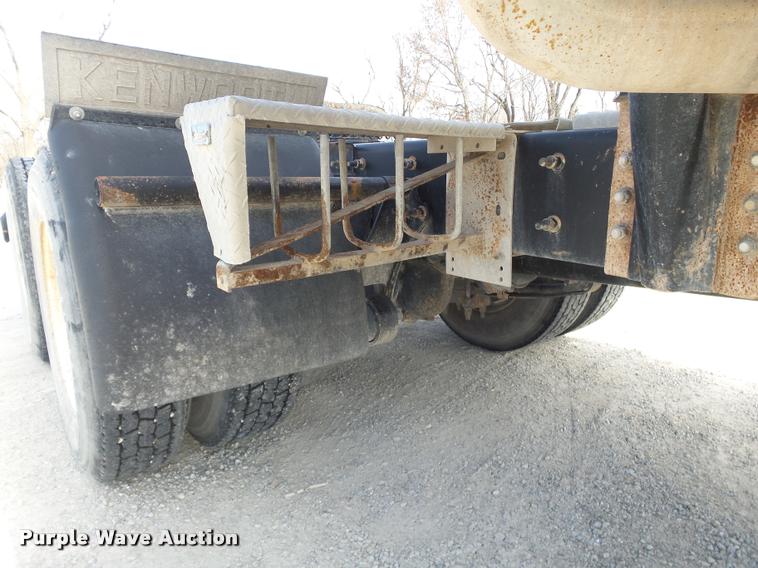 image for item J2638 2007 International 9400i semi truck