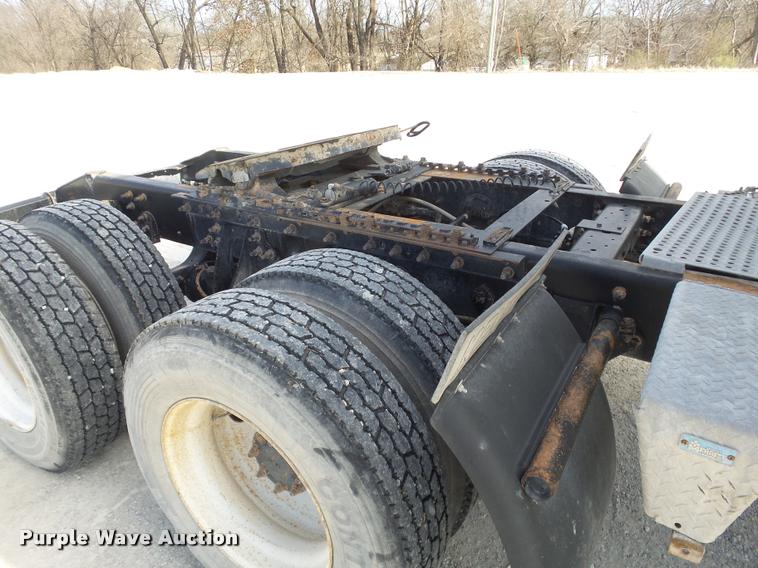 image for item J2638 2007 International 9400i semi truck