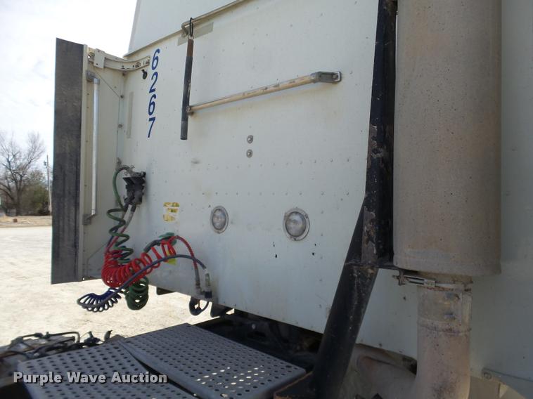 image for item J2638 2007 International 9400i semi truck