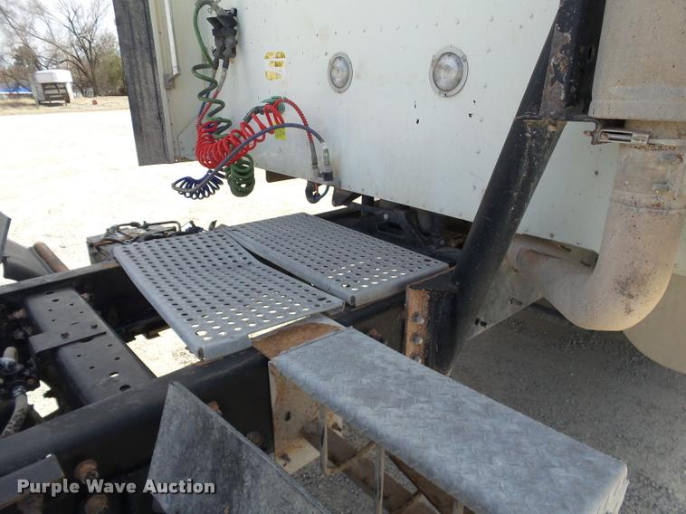 image for item J2638 2007 International 9400i semi truck