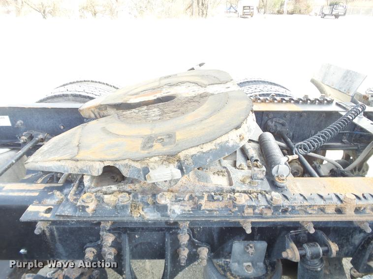 image for item J2638 2007 International 9400i semi truck