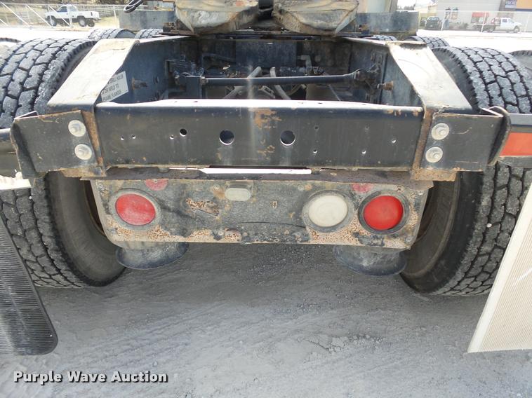 image for item J2638 2007 International 9400i semi truck