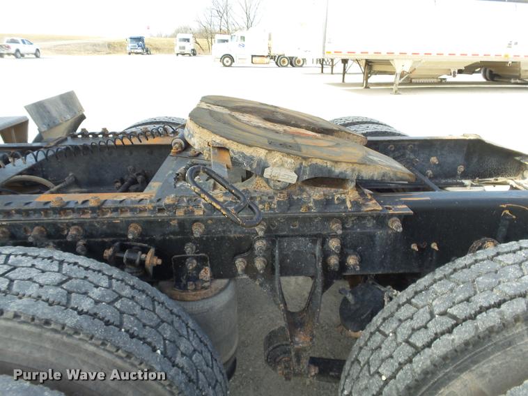 image for item J2638 2007 International 9400i semi truck