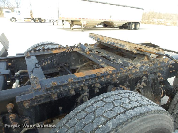 image for item J2638 2007 International 9400i semi truck