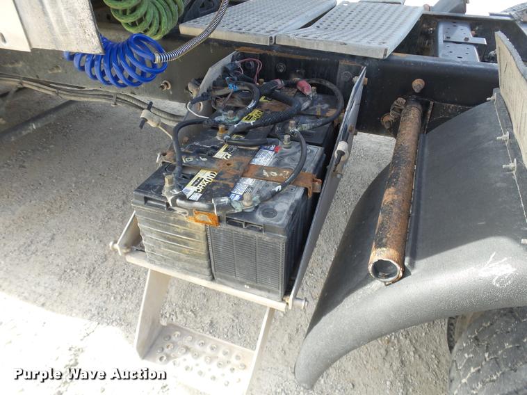 image for item J2638 2007 International 9400i semi truck