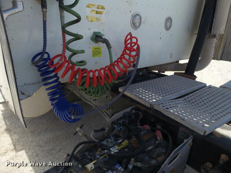 image for item J2638 2007 International 9400i semi truck