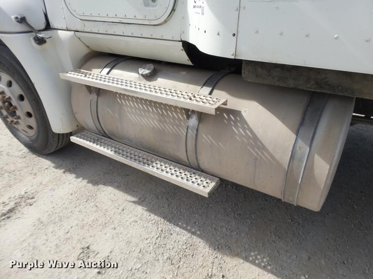 image for item J2638 2007 International 9400i semi truck