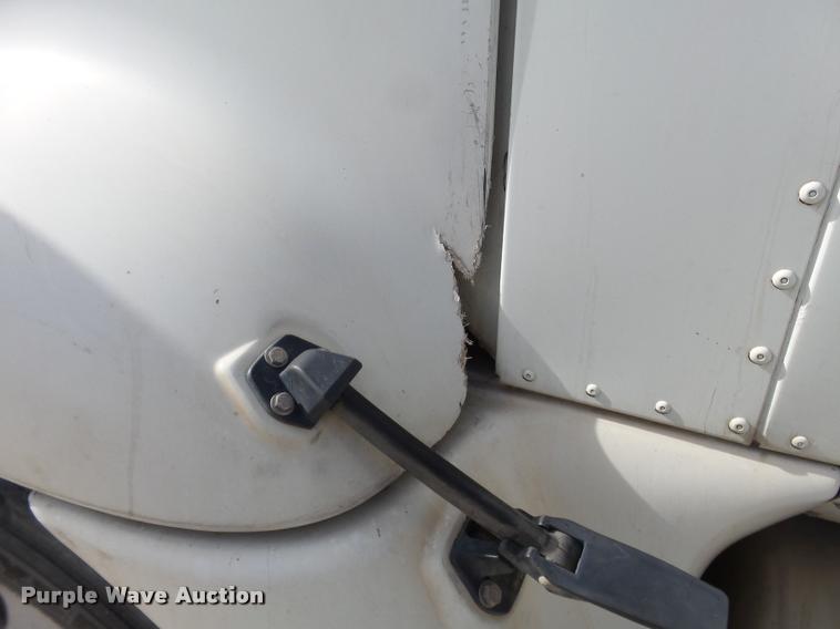 image for item J2638 2007 International 9400i semi truck