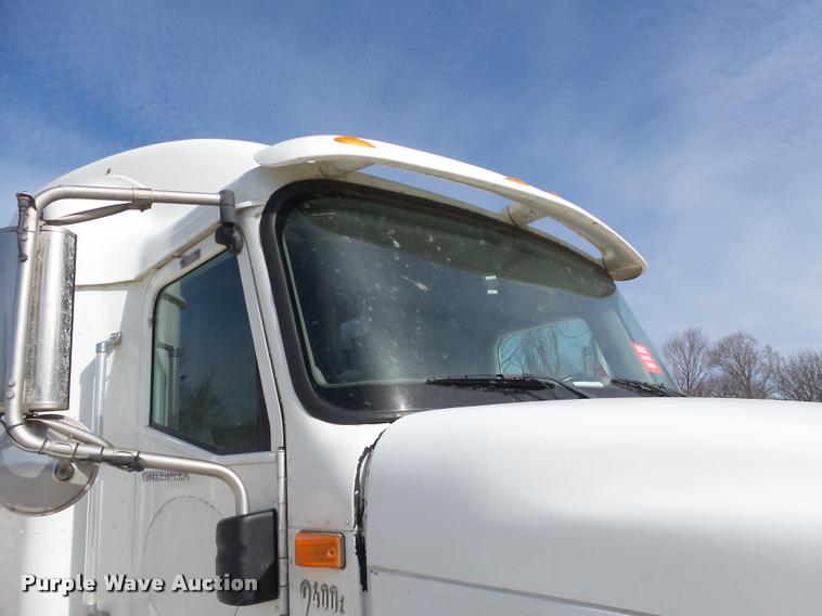 image for item J2638 2007 International 9400i semi truck