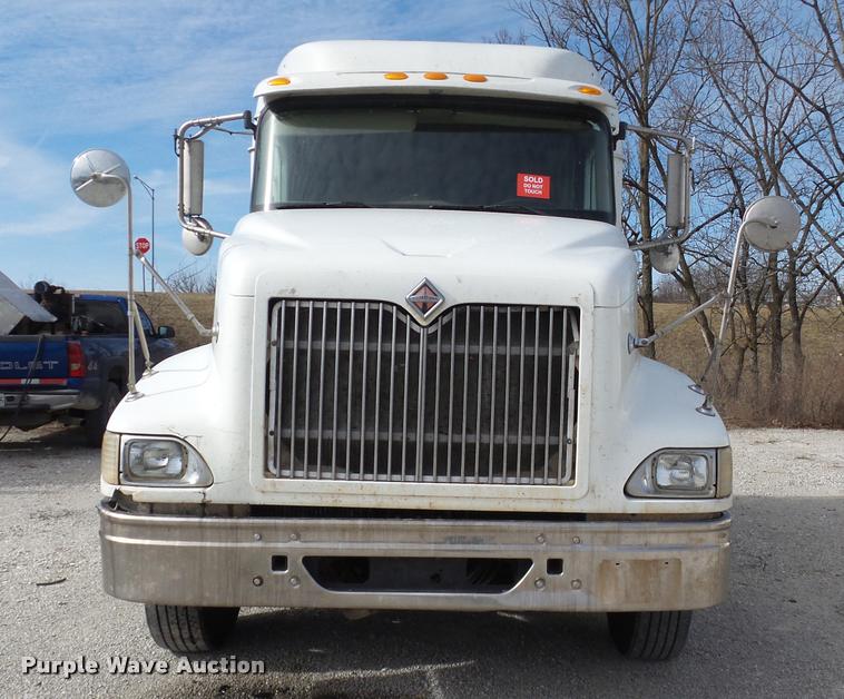 image for item J2639 2007 International 9400i semi truck