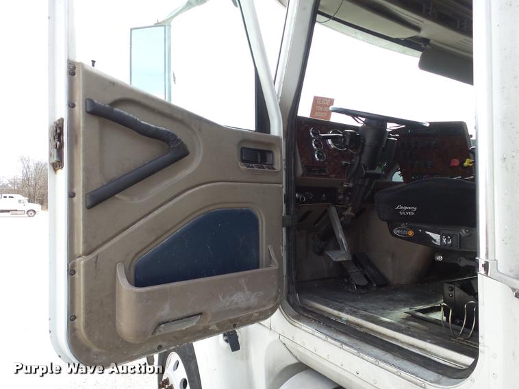 image for item J2639 2007 International 9400i semi truck