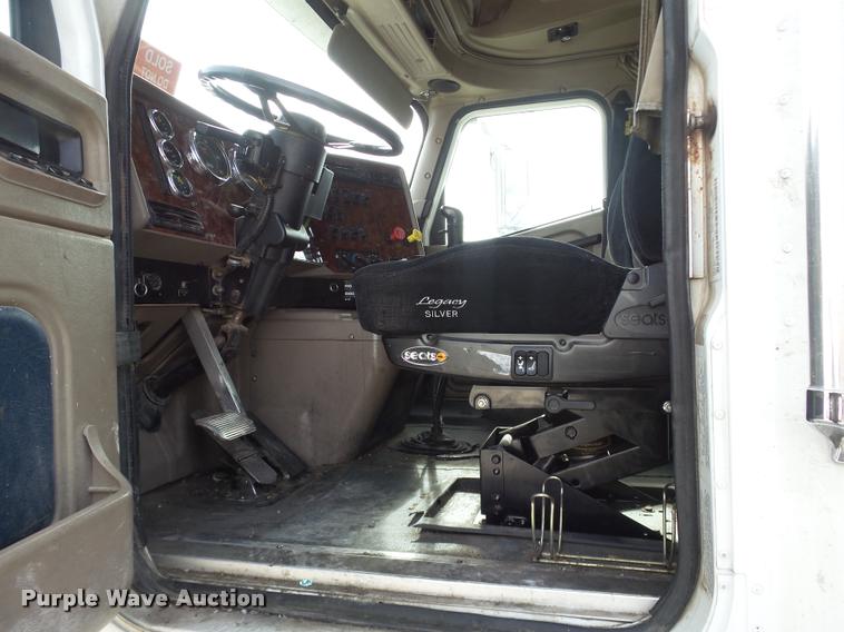 image for item J2639 2007 International 9400i semi truck