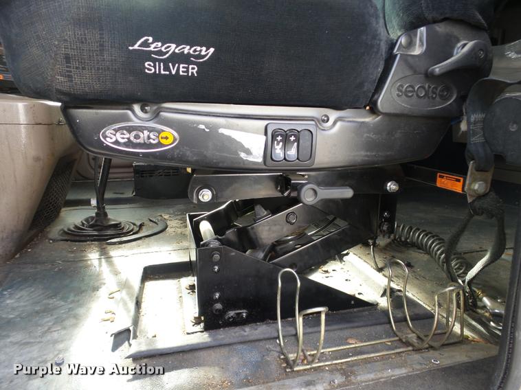 image for item J2639 2007 International 9400i semi truck