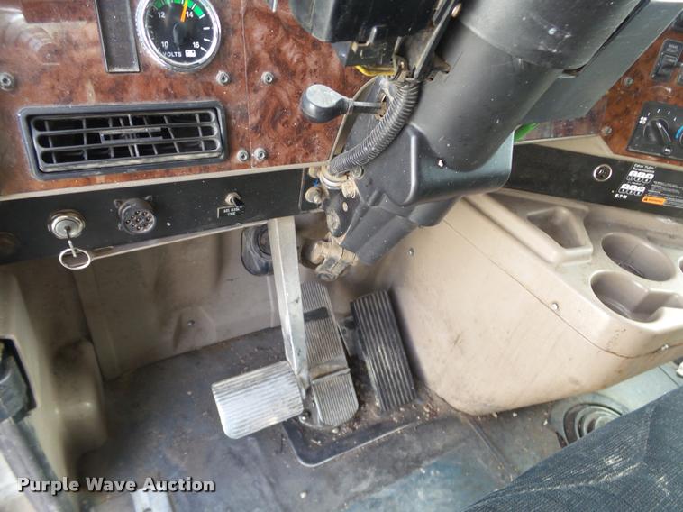 image for item J2639 2007 International 9400i semi truck