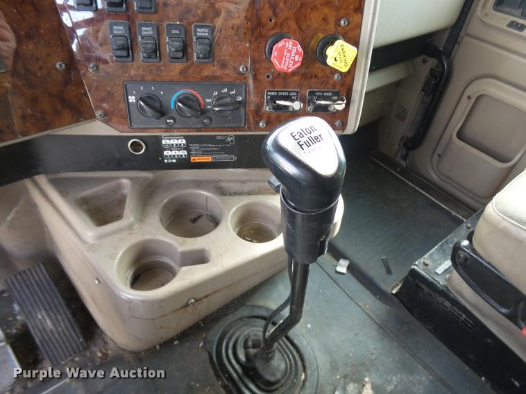 image for item J2639 2007 International 9400i semi truck