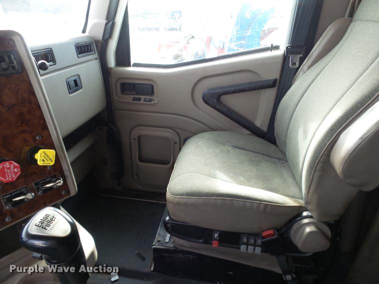 image for item J2639 2007 International 9400i semi truck