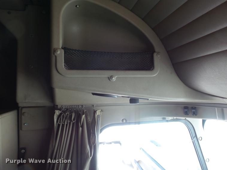 image for item J2639 2007 International 9400i semi truck