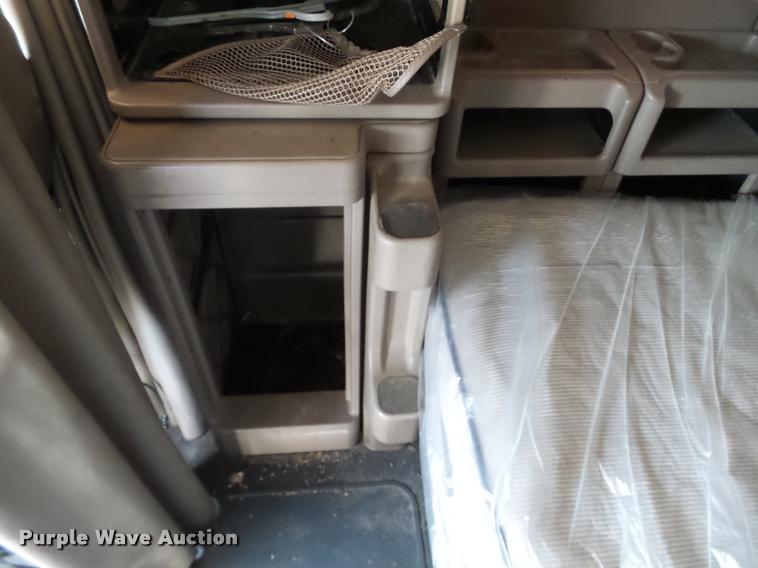 image for item J2639 2007 International 9400i semi truck