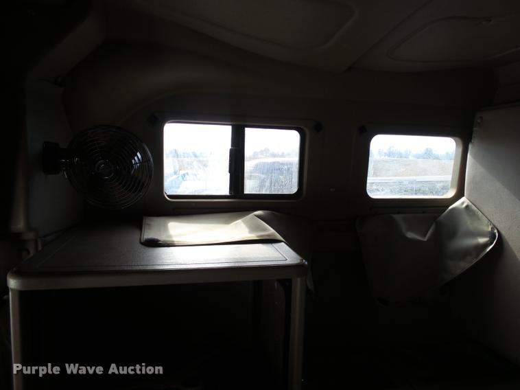 image for item J2639 2007 International 9400i semi truck