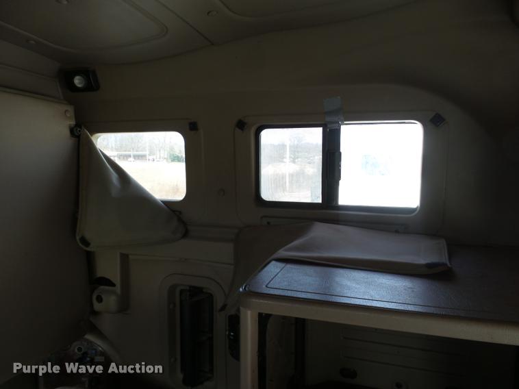 image for item J2639 2007 International 9400i semi truck