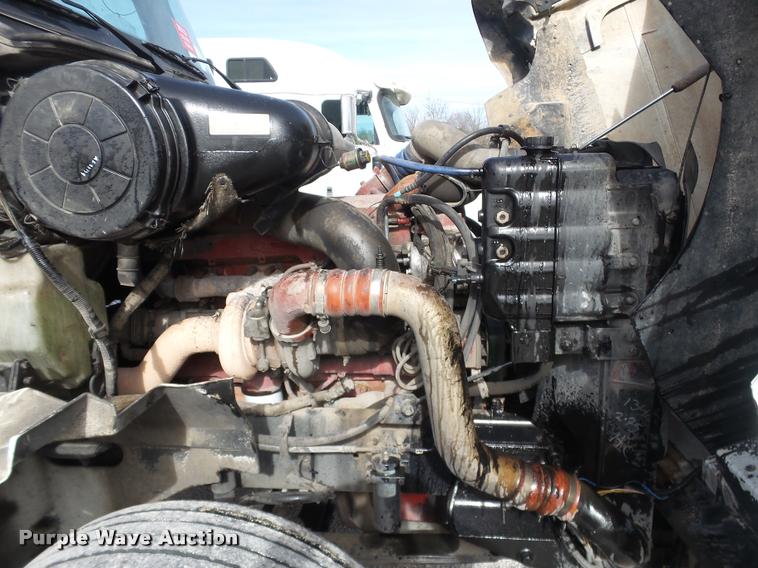 image for item J2639 2007 International 9400i semi truck