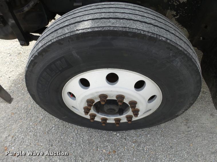 image for item J2639 2007 International 9400i semi truck