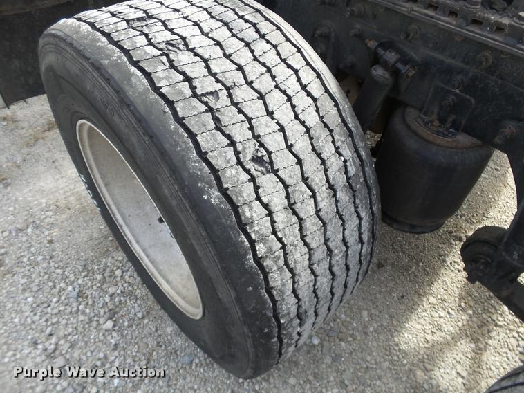 image for item J2639 2007 International 9400i semi truck