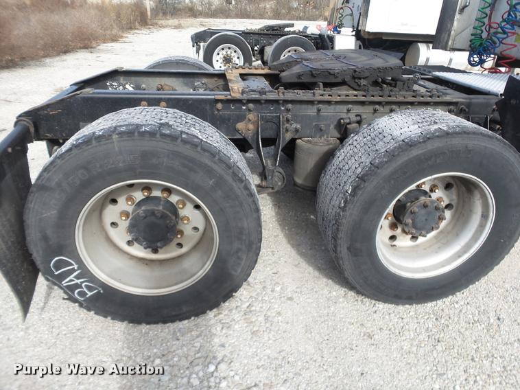 image for item J2639 2007 International 9400i semi truck