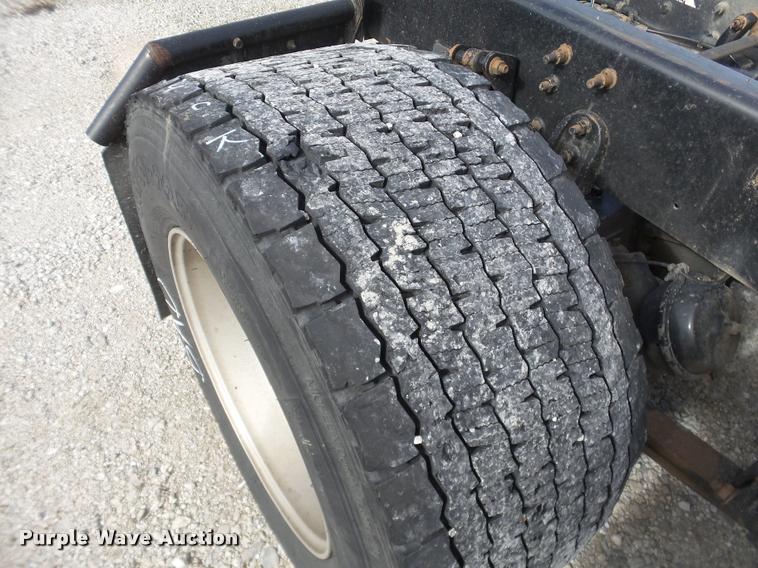 image for item J2639 2007 International 9400i semi truck