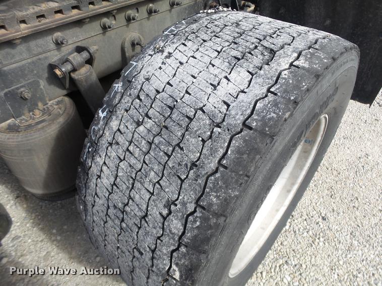 image for item J2639 2007 International 9400i semi truck