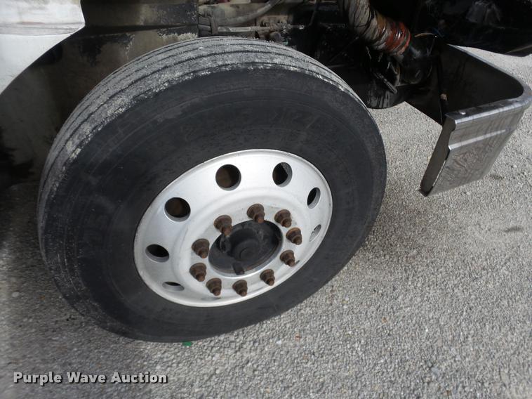 image for item J2639 2007 International 9400i semi truck